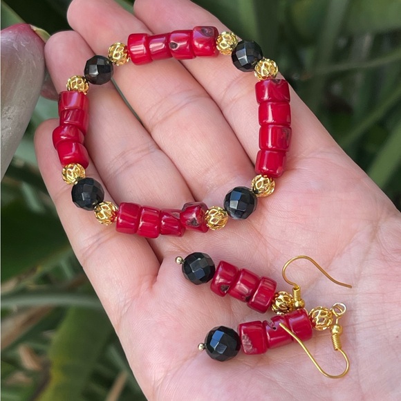 Red coral faceted black onyx gold tone spacer bead stretchy bracelet - Picture 3 of 4